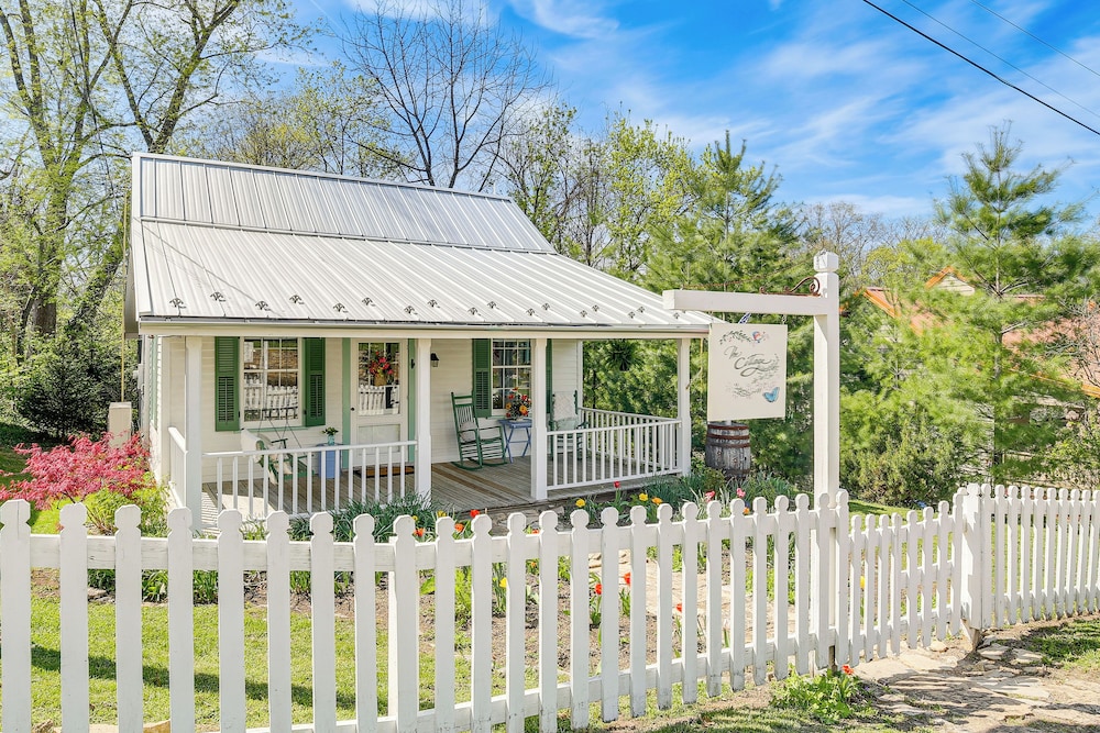 Walk to Wineries: Charming Retreat in Augusta!