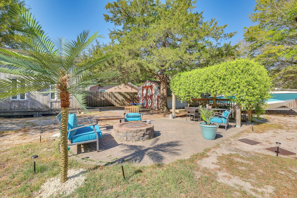 Fenced Yard! Family Getaway 6 Mi to Carolina Beach