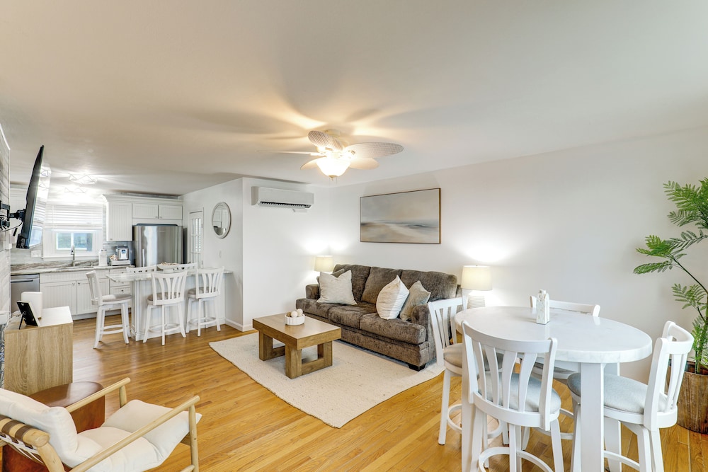 Steps to Shore! Family-friendly Getaway in Hampton