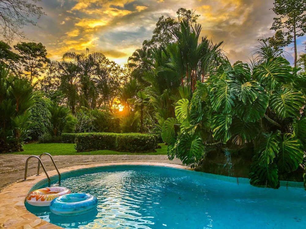 Stunning Suite 104 Walking Distance to the Beach