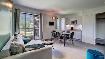 8-person Savoie Family Retreat