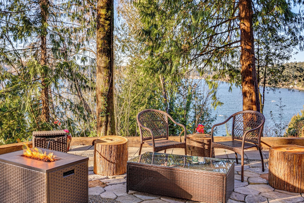 Private Beach Access! Group-friendly Getaway!
