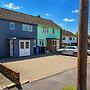 House Sleeps 10 With Parking and Garden