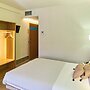 The Book Factory Hostel by gaiarooms