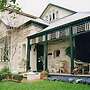 Water Bay Villa Bed and Breakfast