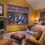 Black Bear Chalet 4 BedroomHoliday home By Moving Mountains
