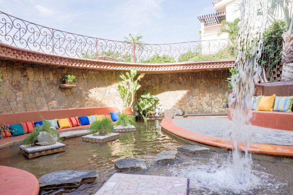 KING BED Country Club 1 Bedroom Apartment By Senstay