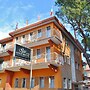 Gold Hotel