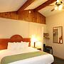 Oakhurst Lodge