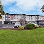Clackamas Inn & Suites