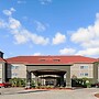La Quinta Inn & Suites by Wyndham Mercedes Outlet Mall