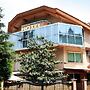 Hotel Aristocrat & Fish Restaurant