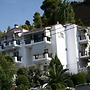 Dennis House