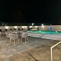 Deluxe 6 Inn & Suites