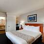 Newport Channel Inn - Near Huntington State Beach