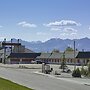 Crestwood Hotel
