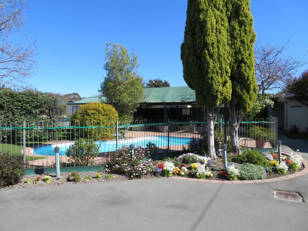 Commodore Court Motel