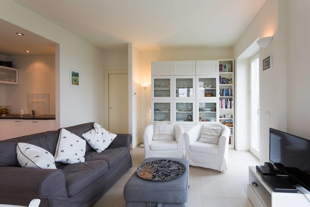 Contemporary 3 Bed Italian Lakes Villa, Lake Views, Wifi, BBQ