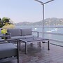 Contemporary Lakeside Villa Enjoying Direct Lake Access, Wifi, BBQ, Ne