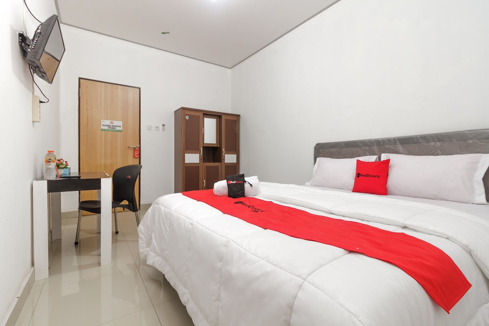 RedDoorz near RSU Suaka Insan