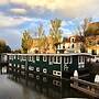 Slapen in eigentijds woonboot hotel