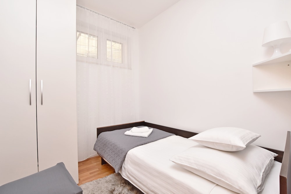Apartment Mate