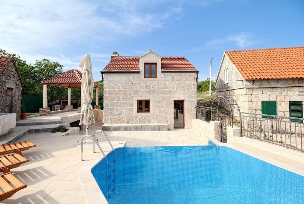 Villa Mons
