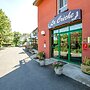 Hôtel-Restaurant La Crèche et sa piscine intérieure - Logis Hôtels