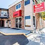 Econo Lodge Inn & Suites