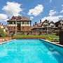 De Rougemont Manor Hotel & Suites