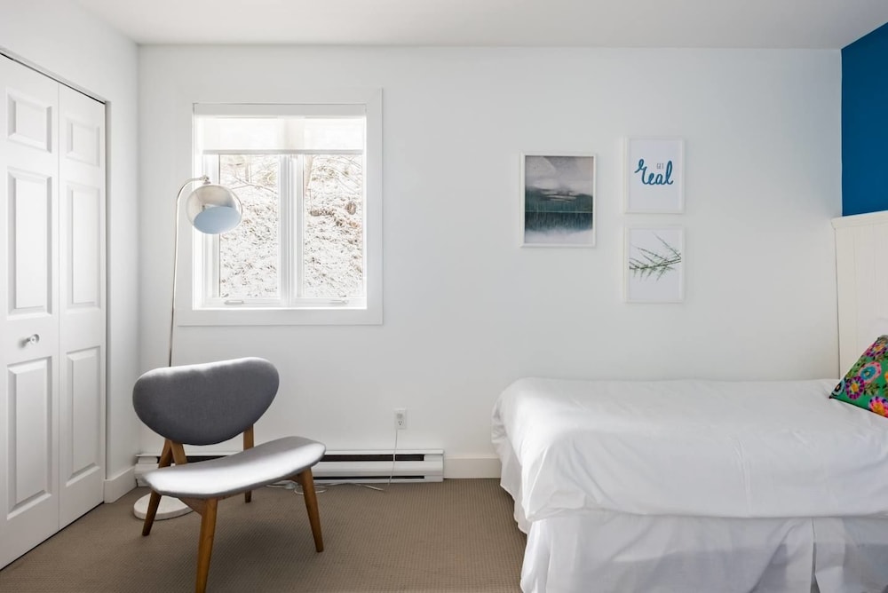 Commodious Condominium in Tranquil Lakeside Setting
