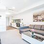 Minimalism Modern Apartment With Water View