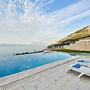 Villa with Striking views over the infinity Pool