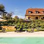 Poolside Luxury Villa in Montignac