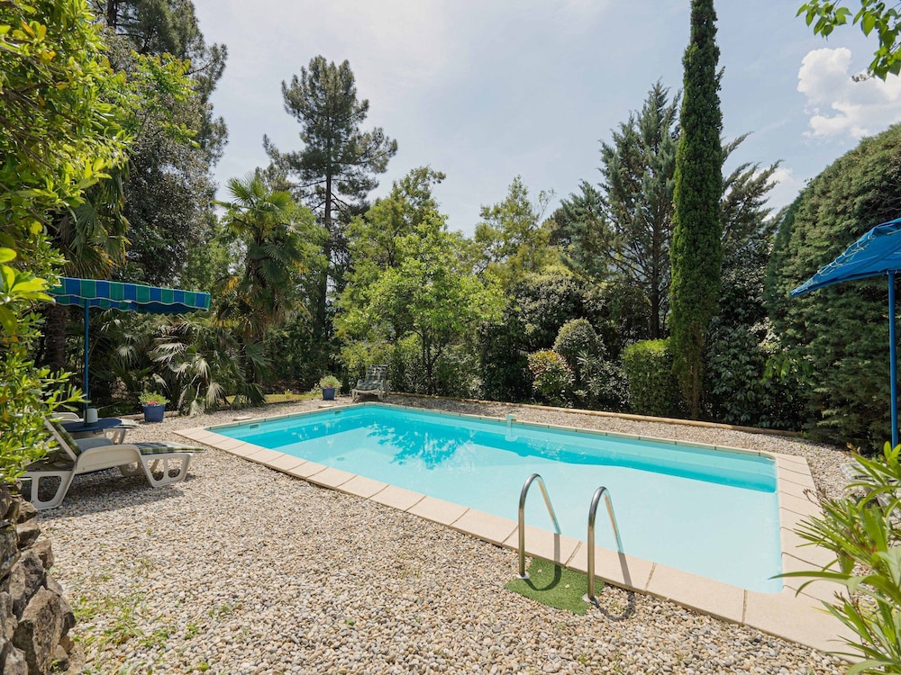 Peaceful Poolside Retreat