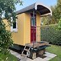 Gypsy Caravan in Weideblick With Farm Animals