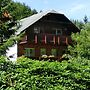 Spacious Stay Near Trails