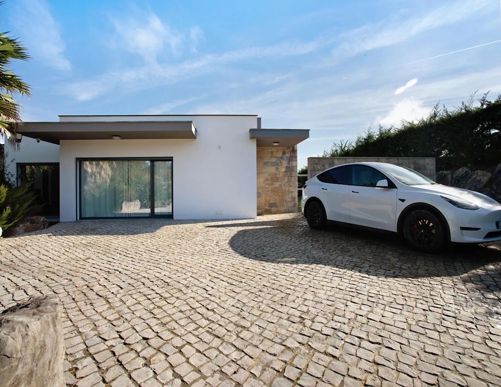 Alluring Villa in Salir de Matos near Coast
