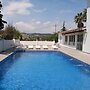 Villa con gran piscina en zona residencial