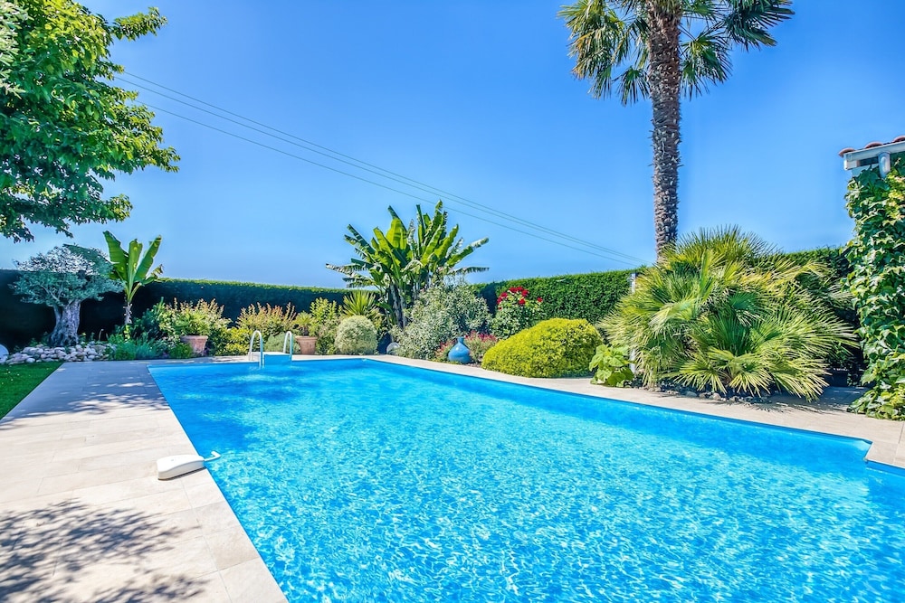 Holiday Home in Barry-d'islemade With Pool