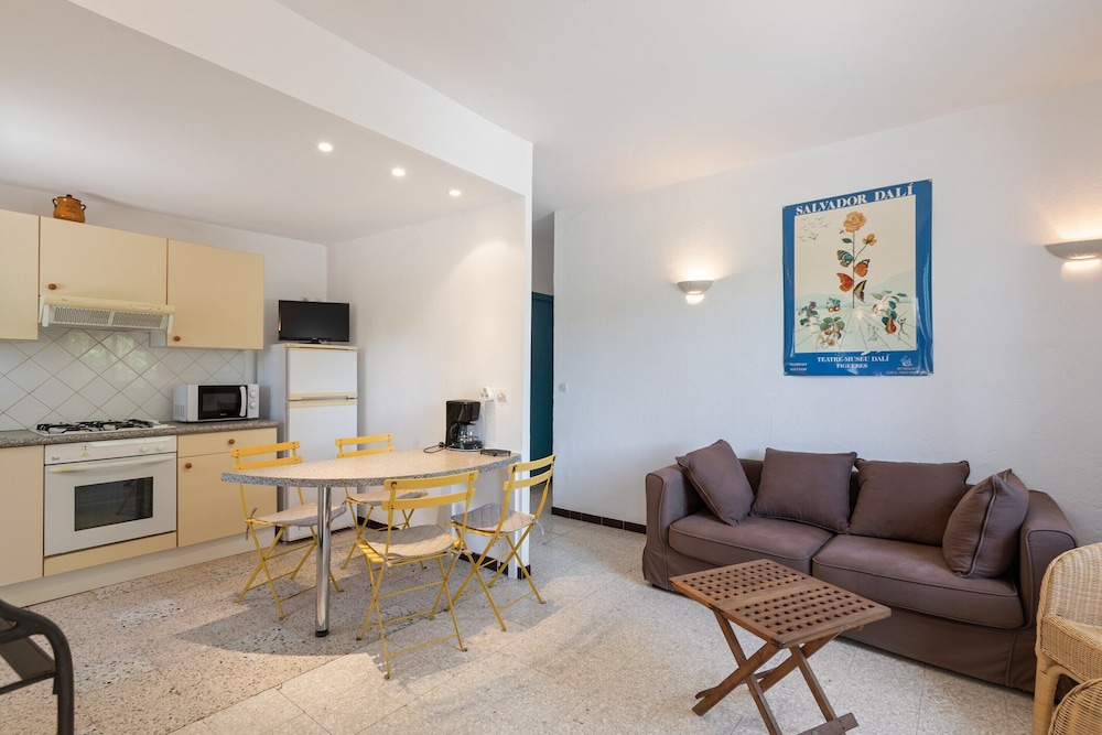 Flat in a Beautiful Building With Pool