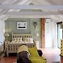 Cottage Sleeps 2- Parking, Wood Fire, Garden, Pets