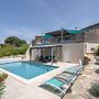 Luxury Villa With Private Pool in Cesseras