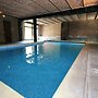 Mansion With Pool, Neblon