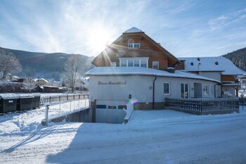 Modern Apartment Right Next to the ski Lift