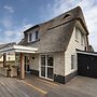 Spacious Villa With a Sauna, at the Tjeukemeer
