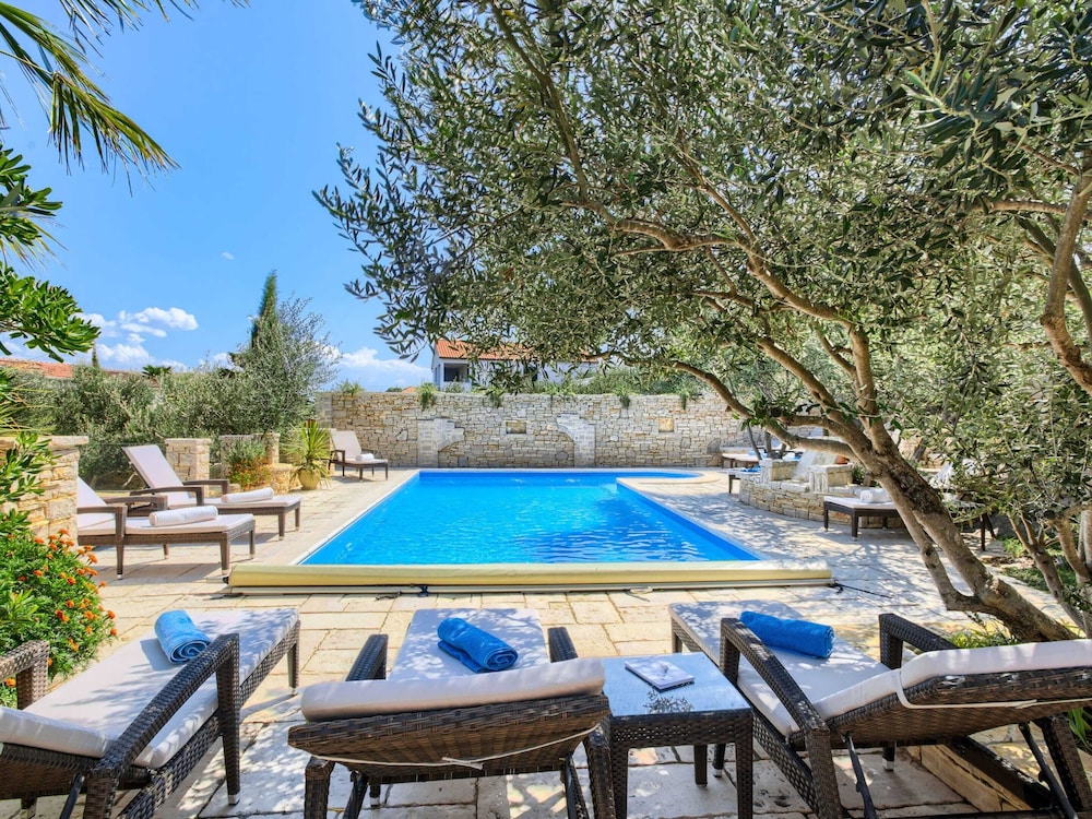 Apartment in Murter Near Beach and Pool