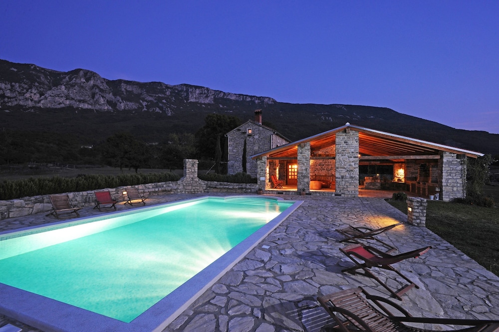 Picturesque Mansion in Kozljak