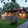 Amazing Chalet with Private Garden, Hot Tub, Sauna, Great Location by 