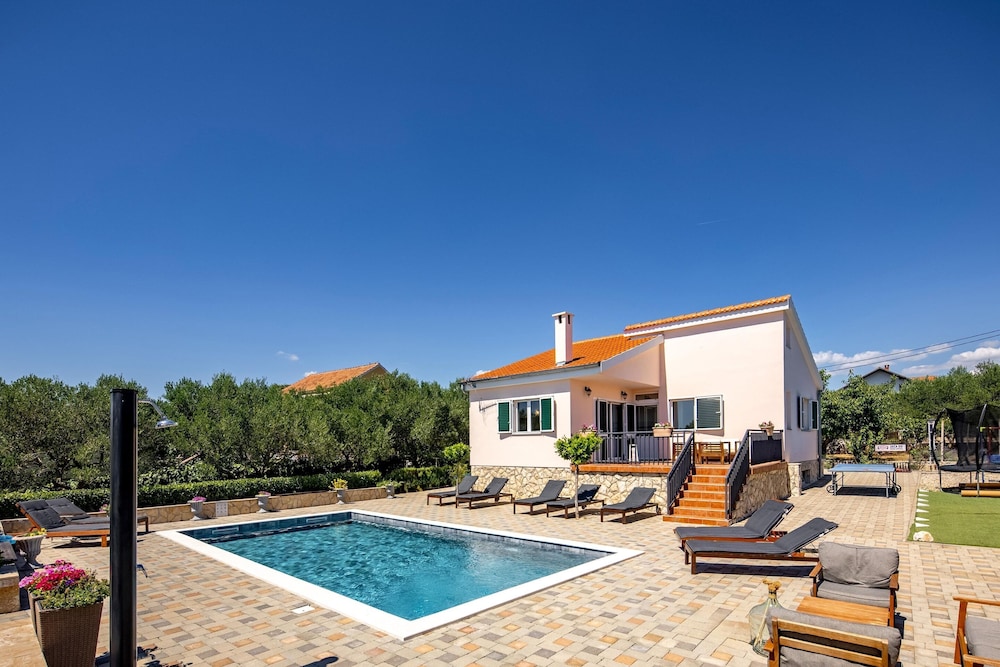 Modern Countryside Villa Near the Sea, Private Swimming Pool, Lovely G